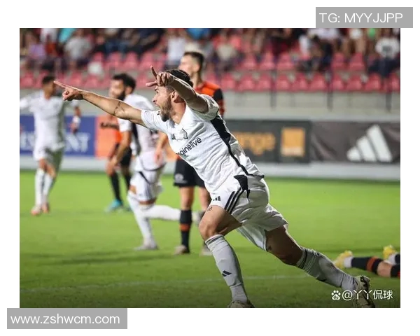 足球明星激烈冲突瞬间回顾球场之外的争斗与情感交锋