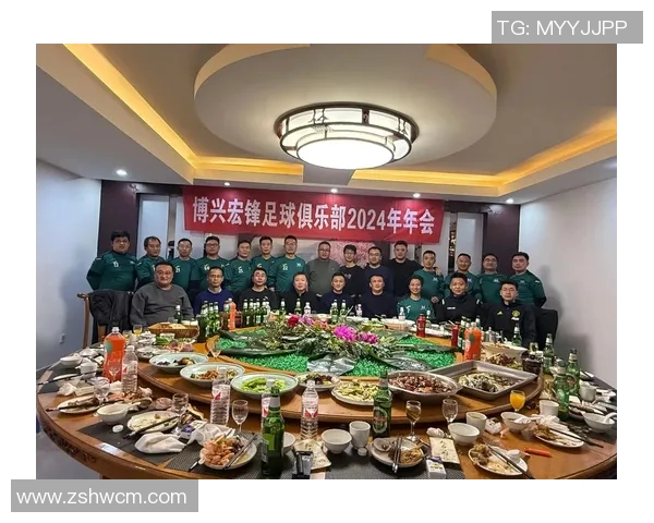 同事们一起探讨足球明星的成就与影响力，共同分享热爱与激情